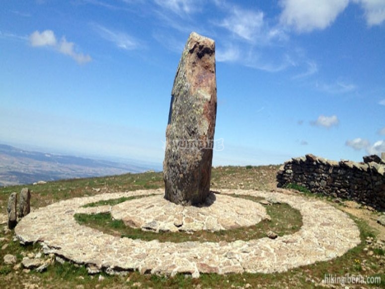 Monolito Cumbre - Foto de Hikingiberia Monolito Cumbre - Foto de Hikingiberia